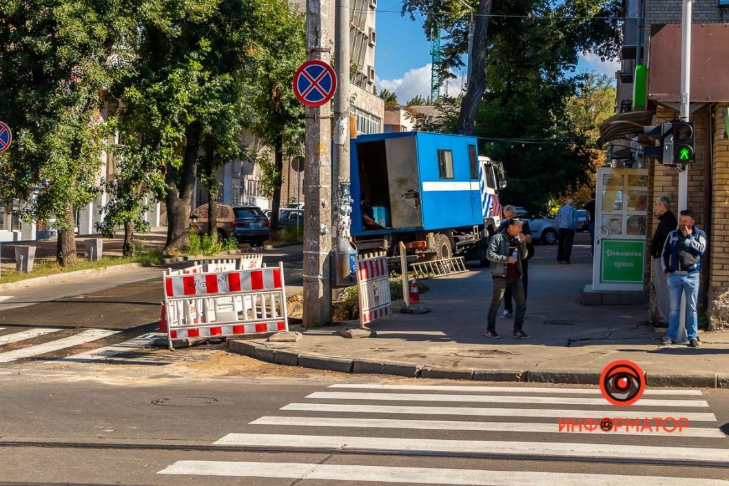 В Днепре возле Строительной академии в яму с водой провалилась девушка - рис. 6