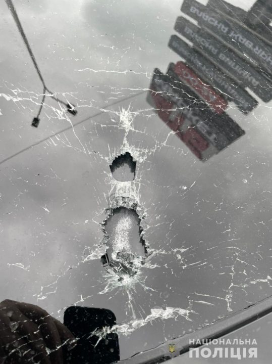 В авто помощника Президента Украины попало 10 пуль: полиция ищет свидетелей - рис. 3