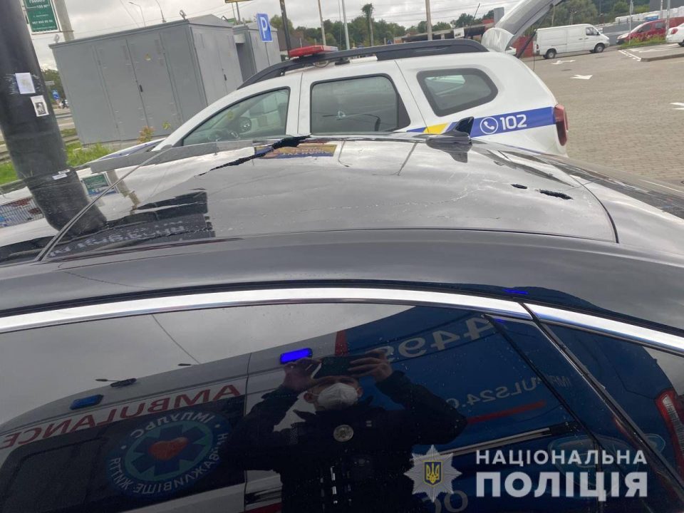 В авто помощника Президента Украины попало 10 пуль: полиция ищет свидетелей - рис. 2