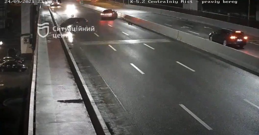 ДТП на Центральном мосту в Днепре: водитель BMW сбежал с места происшествия - рис. 1