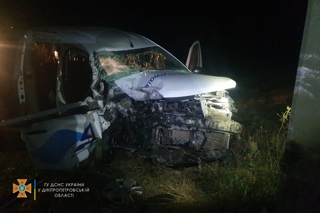 ДТП на Днепропетровщине: из разбитого авто достали пострадавшего мужчину - рис. 1