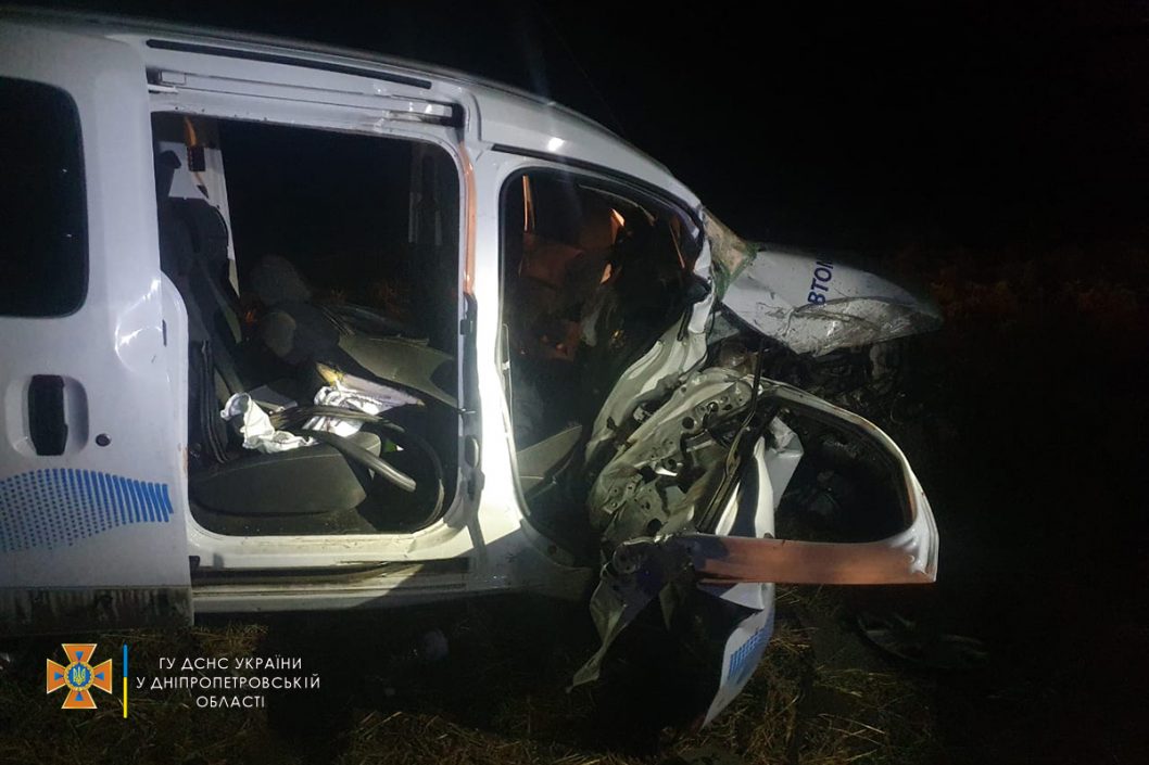 ДТП на Днепропетровщине: из разбитого авто достали пострадавшего мужчину - рис. 2