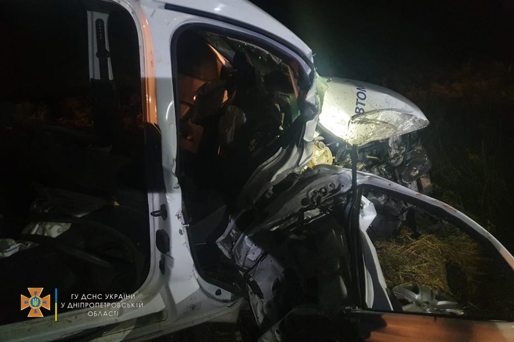 ДТП на Днепропетровщине: из разбитого авто достали пострадавшего мужчину - рис. 3
