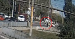 В Днепре скорая сбила парня на электросамокате: видео момента ДТП - рис. 22