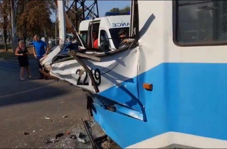 В Днепре возле речпорта столкнулись трамвай и грузовик: есть пострадавшие - рис. 4