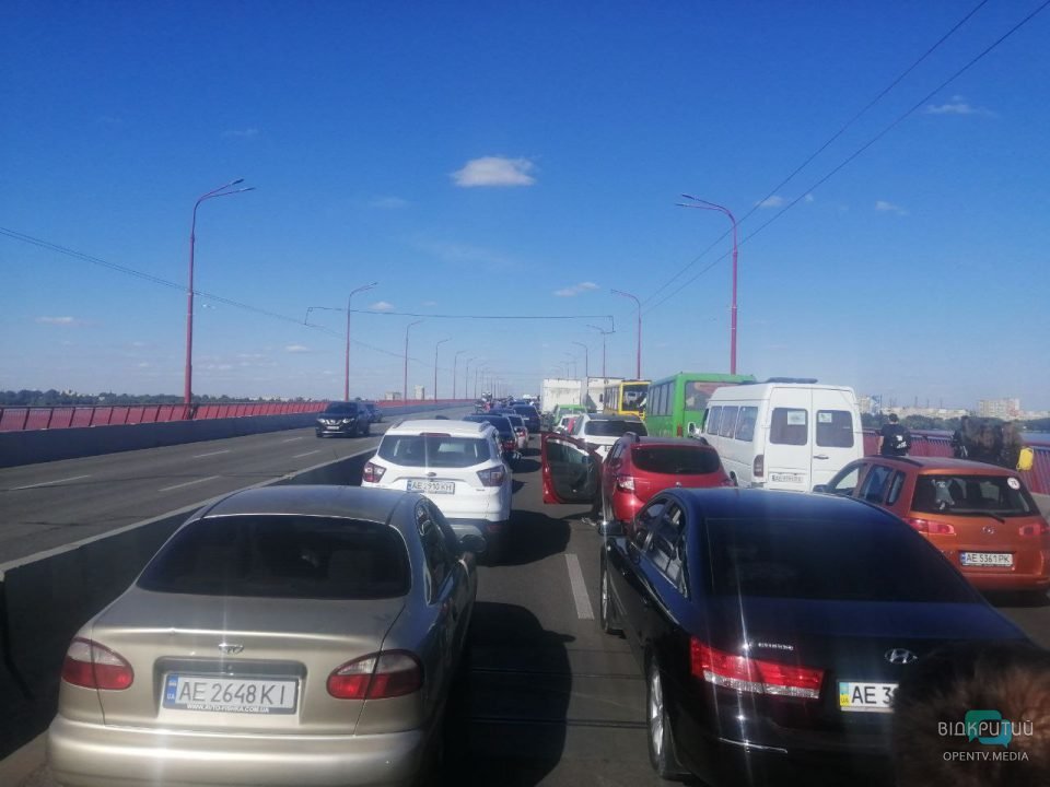В Днепре на Новом мосту столкнулись 4 автомобиля: движение затруднено - рис. 1