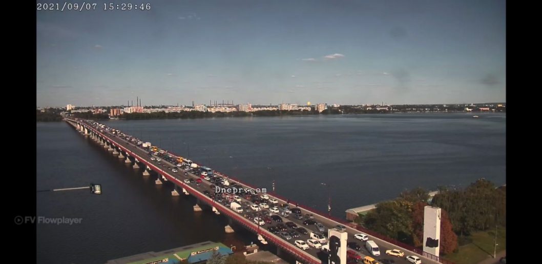 В Днепре на Новом мосту столкнулись 4 автомобиля: движение затруднено - рис. 2