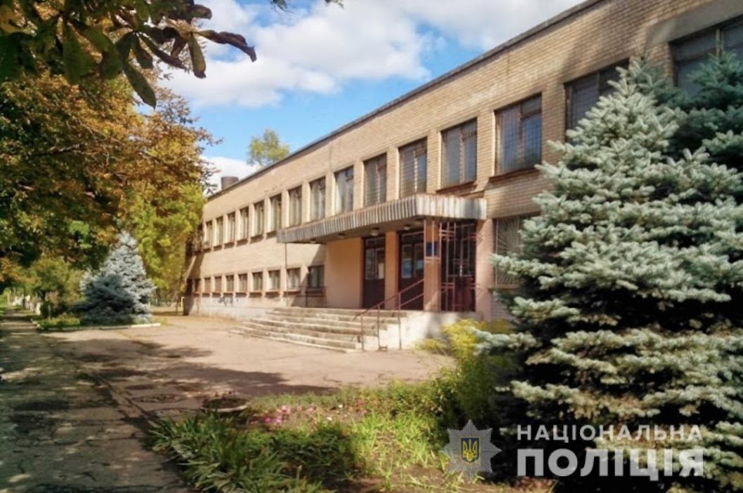 Полиция Кривого Рога задержала подростка за ложное «минирование» школы - рис. 1