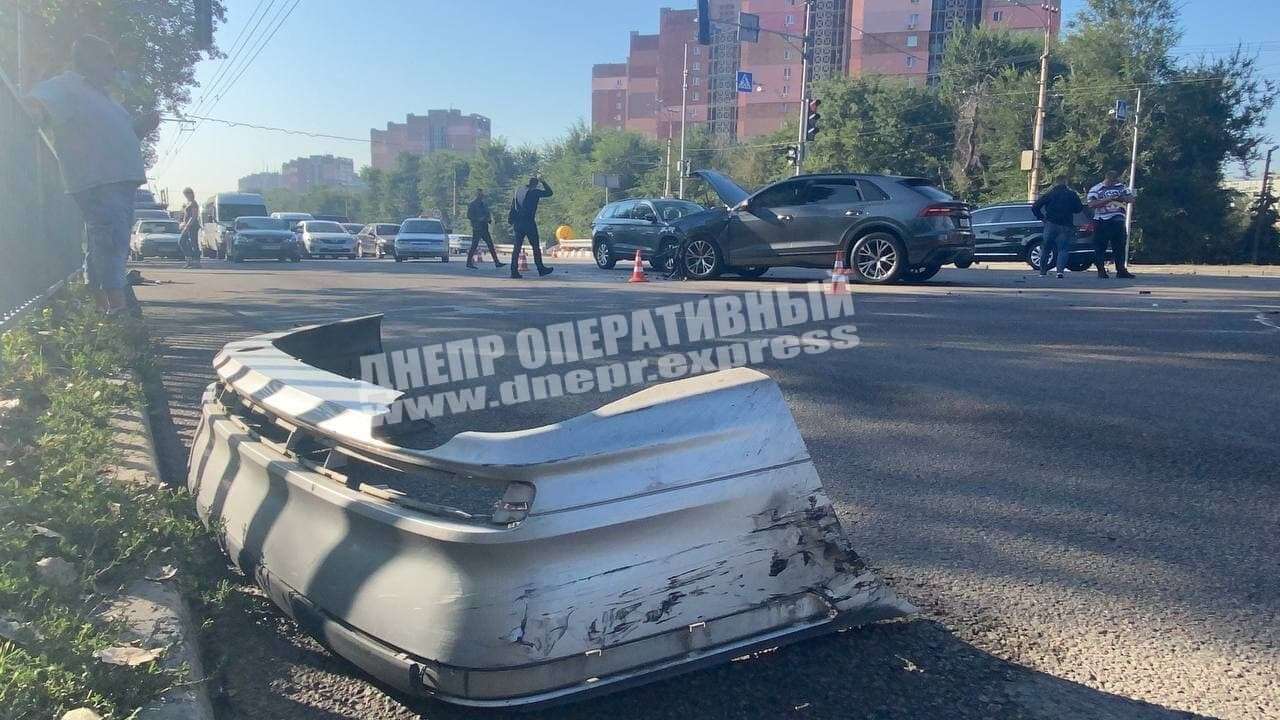 В Днепре на Запорожском шоссе тройное ДТП: движение транспорта затруднено - рис. 2