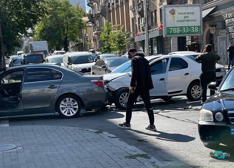 В центре Днепра столкнулись Renault и BMW: есть пострадавший, движение затруднено - рис. 1