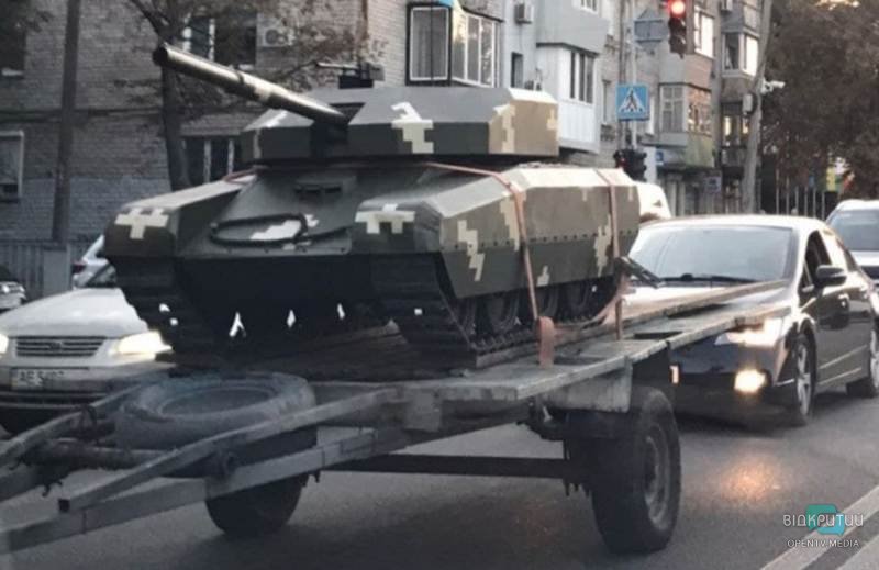 В преддверие Дня города на набережной Днепра заметили танк (Фото) - рис. 1