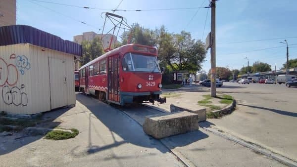 В Днепре тупик трамвая №4 оборудовали «эффективным» противоугонным средством - рис. 1