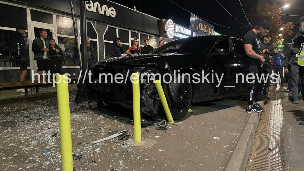 Скрутил номера и скрылся: в Кривом Роге водитель BMW протаранил остановку (Фото) - рис. 1