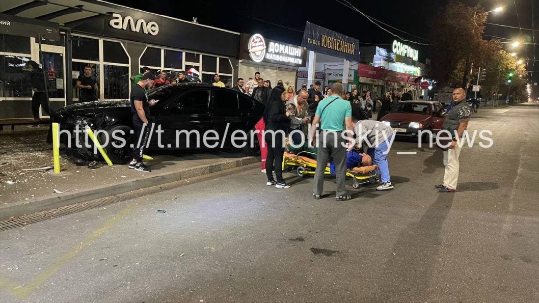 Скрутил номера и скрылся: в Кривом Роге водитель BMW протаранил остановку (Фото) - рис. 5