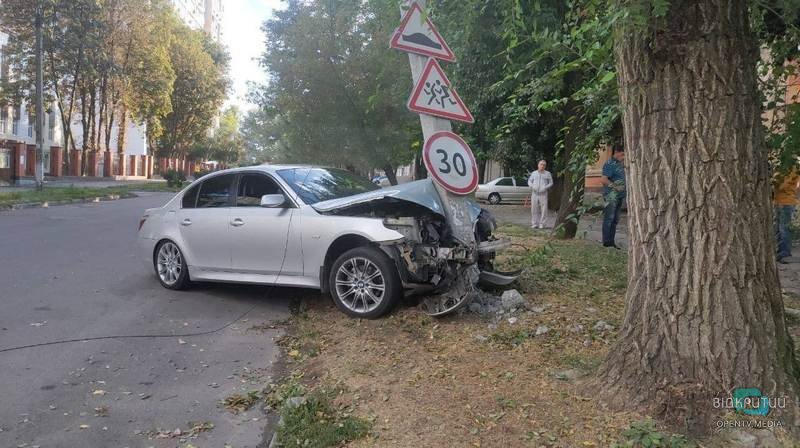 В Днепре пьяный водитель BMW на большой скорости врезался в столб - рис. 1