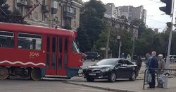 В Днепре возле ЮМЗ трамвай заблокировал проезд автотранспорта (Видео) - рис. 2