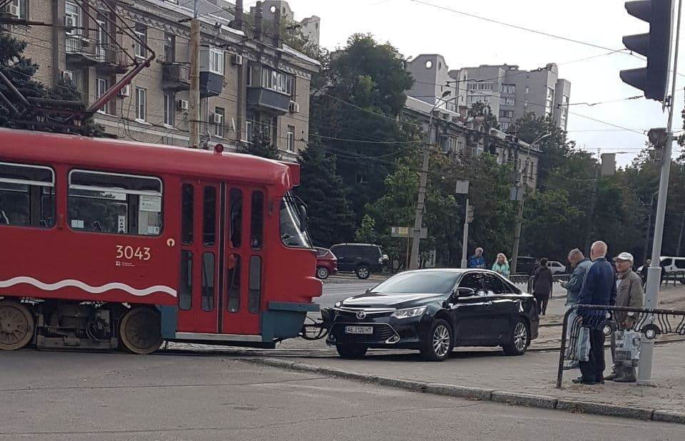 В Днепре возле ЮМЗ трамвай заблокировал проезд автотранспорта (Видео) - рис. 1