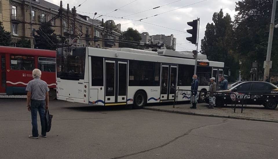 В Днепре возле ЮМЗ трамвай заблокировал проезд автотранспорта (Видео) - рис. 2