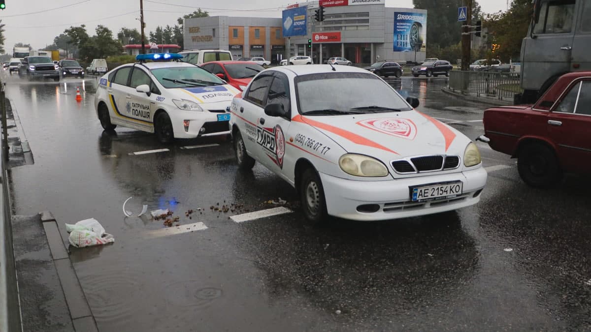 В Днепре автомобиль охранной службы сбил пенсионерку на «зебре» (Видео) - рис. 1