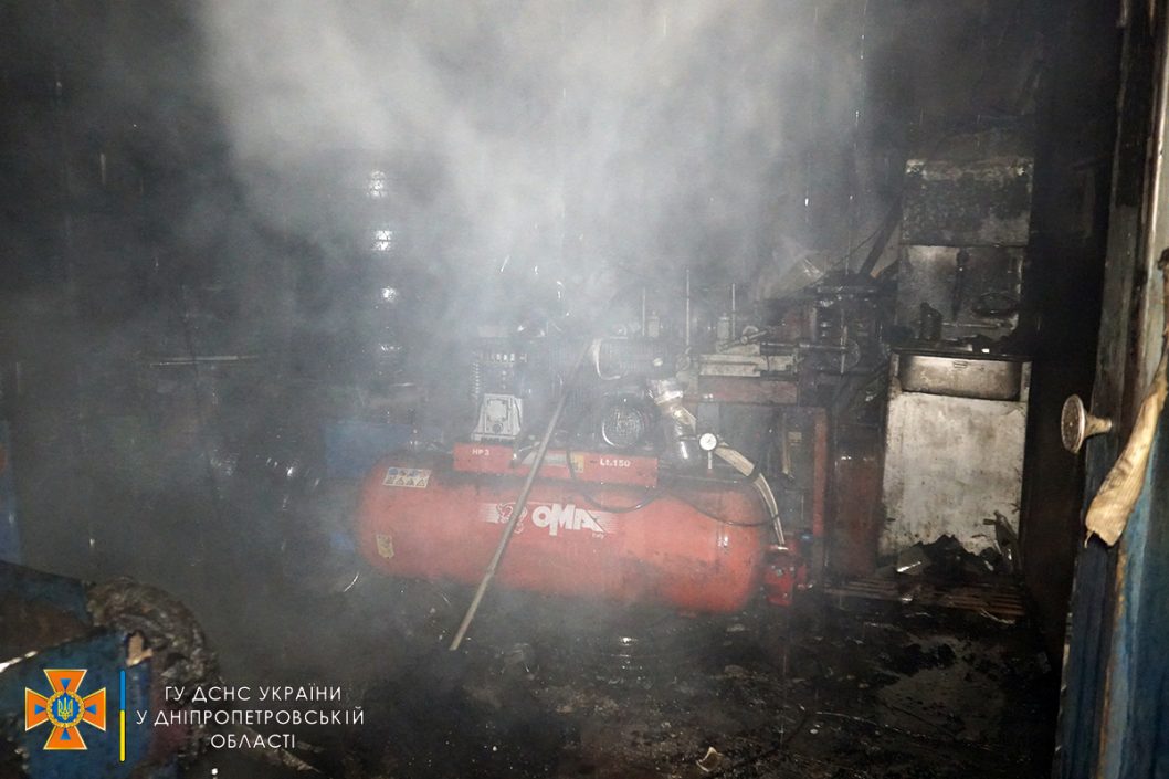 Днепровские спасатели тушили пожар в помещении шиномонтажа: фото/видео - рис. 2