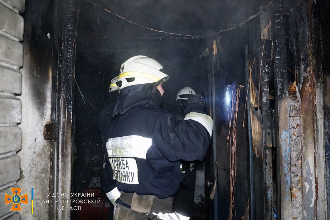 Днепровские спасатели тушили пожар в помещении шиномонтажа: фото/видео - рис. 3
