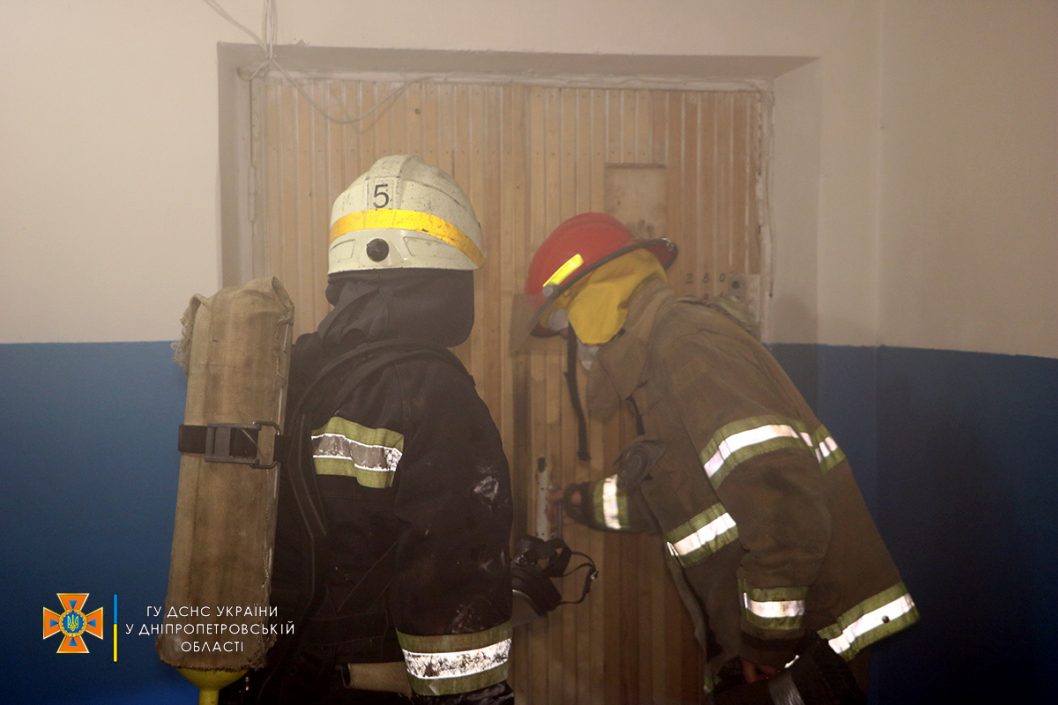 В Днепре ночью ликвидировали пожар в многоэтажном доме - рис. 3