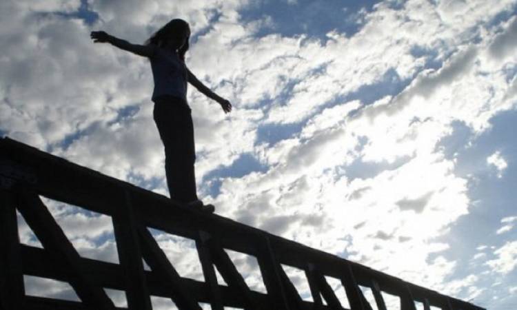 В Днепре 14-летняя девочка прыгнула с Самарского моста: комментарий полиции - рис. 1