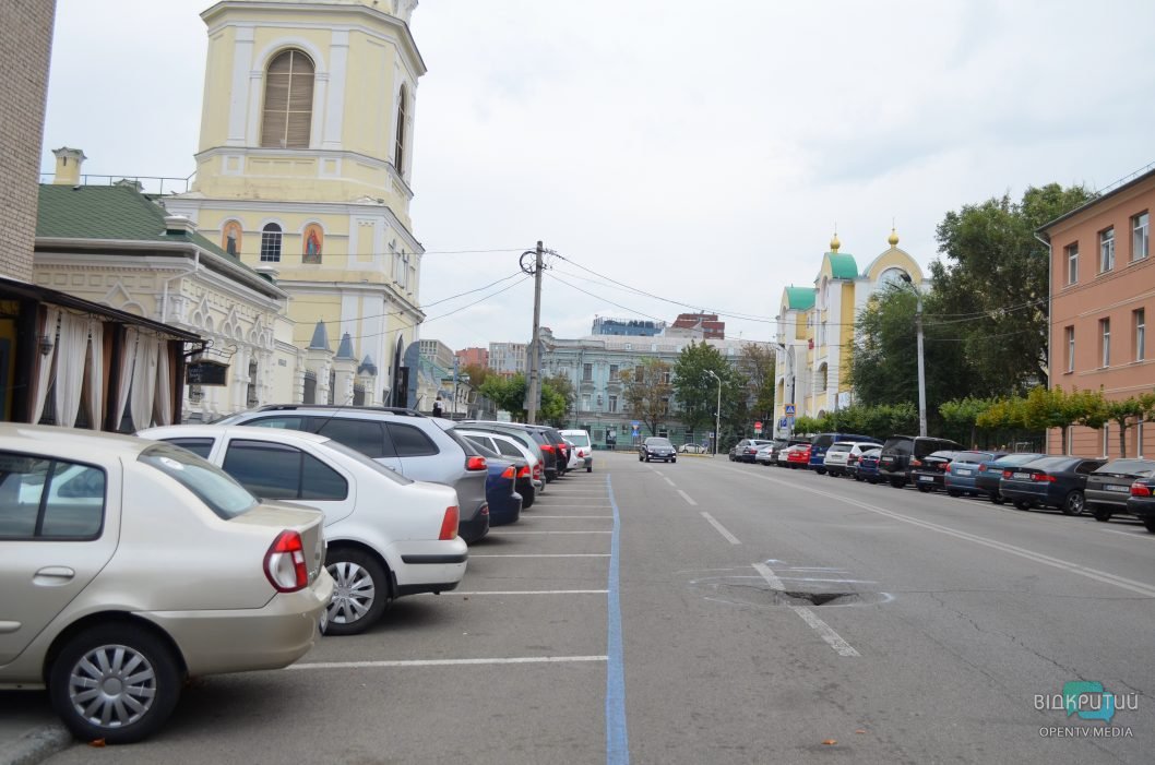 В центре Днепра на проезжей части провалился асфальт: фото - рис. 3