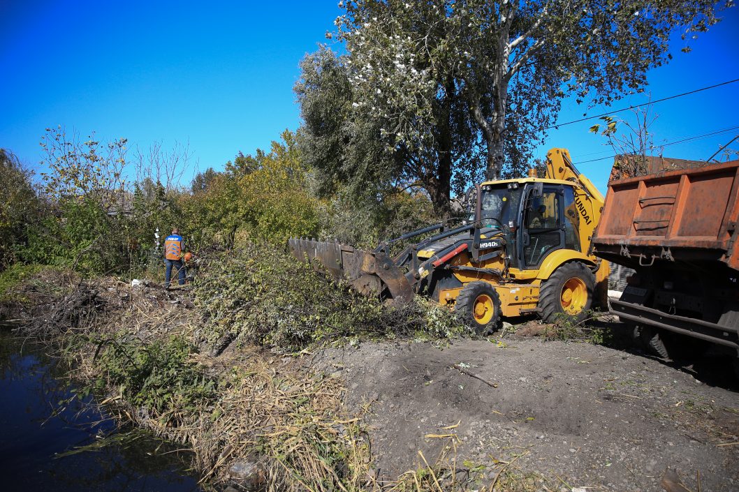 В Днепре коммунальщики продолжают очищать водную артерию города - рис. 2