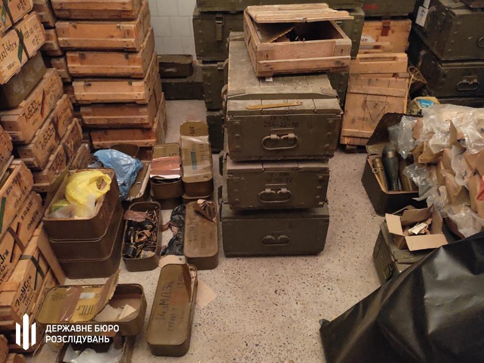 На базе полиции Днепропетровской области нашли незаконный склад оружия (Фото) - рис. 2