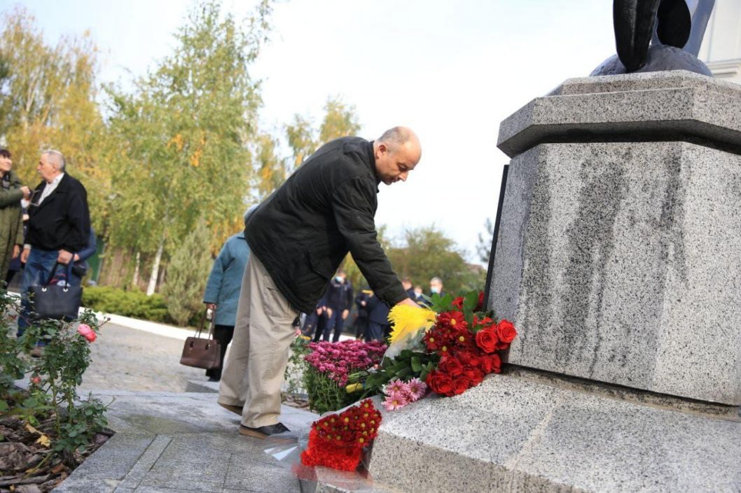В Днепре почтили память погибших при взрыве на Мандрыковской (видео) - рис. 7