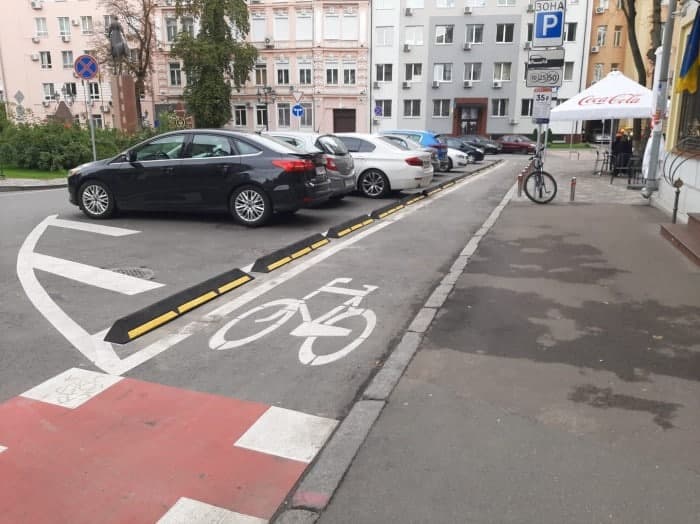 Впервые в Украине применили новый способ разделения парковки и велополосы (Фото) - рис. 1