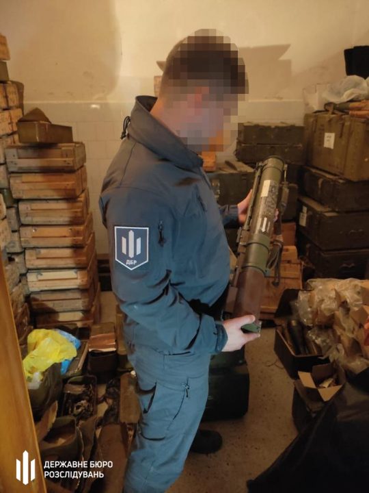 На базе полиции Днепропетровской области нашли незаконный склад оружия (Фото) - рис. 1