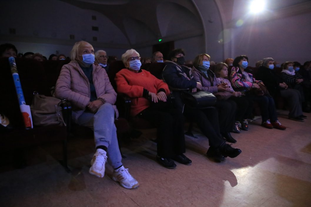 В Днепре для вакцинированных пенсионеров провели ретро-концерт (Фото) - рис. 2