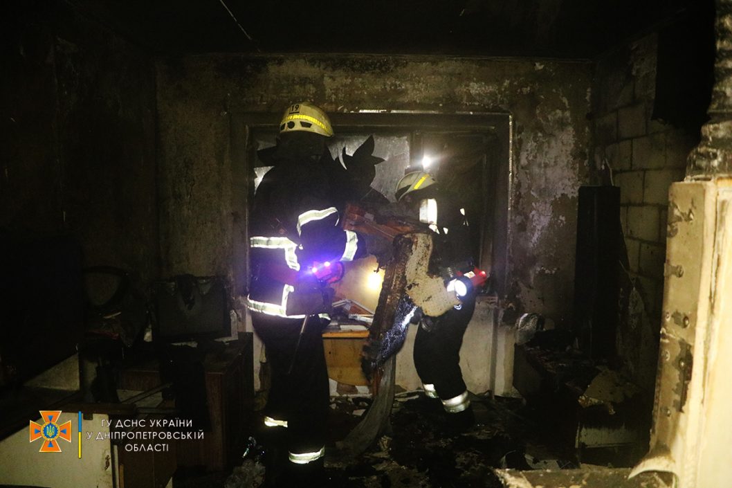 В Днепровском районе пожарные спасли из горящего дома 19 человек - рис. 6