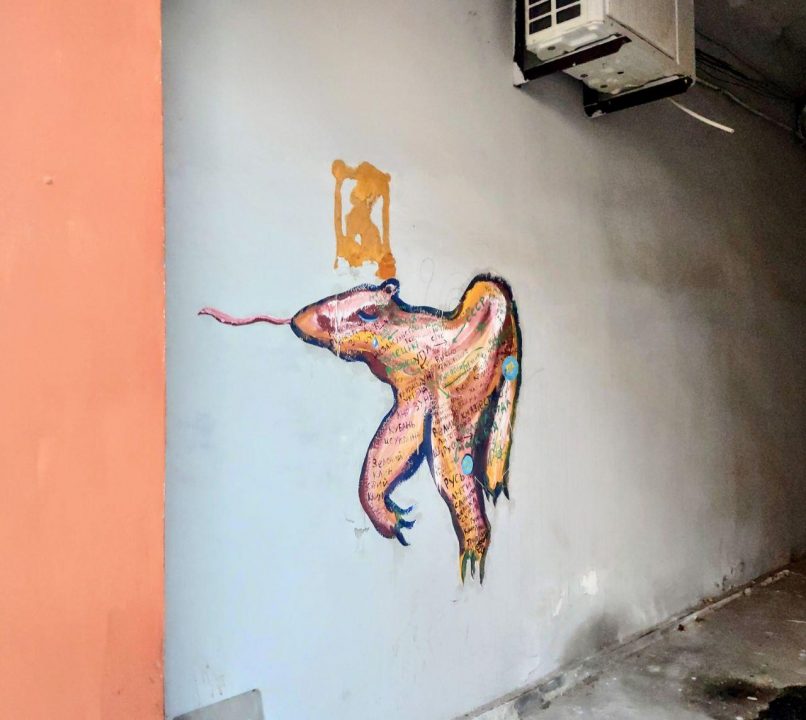В Днепре художник нанес граффити на арку здания необычным способом: Фото - рис. 1