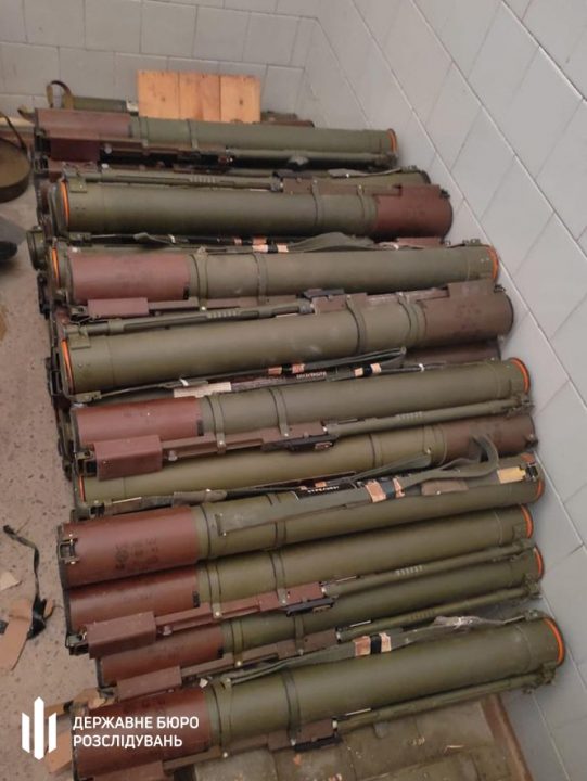 На базе полиции Днепропетровской области нашли незаконный склад оружия (Фото) - рис. 3