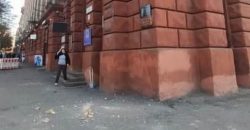 В центре Днепра отпал кусок фасада с бывшего здания Минчермета (Видео) - рис. 6