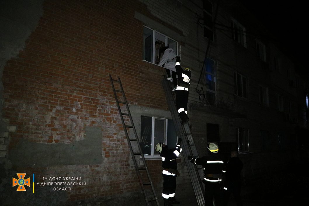 В Днепровском районе пожарные спасли из горящего дома 19 человек - рис. 2