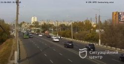 В Днепре ДТП на Центральном мосту парализовало движение транспорта (Видео) - рис. 4