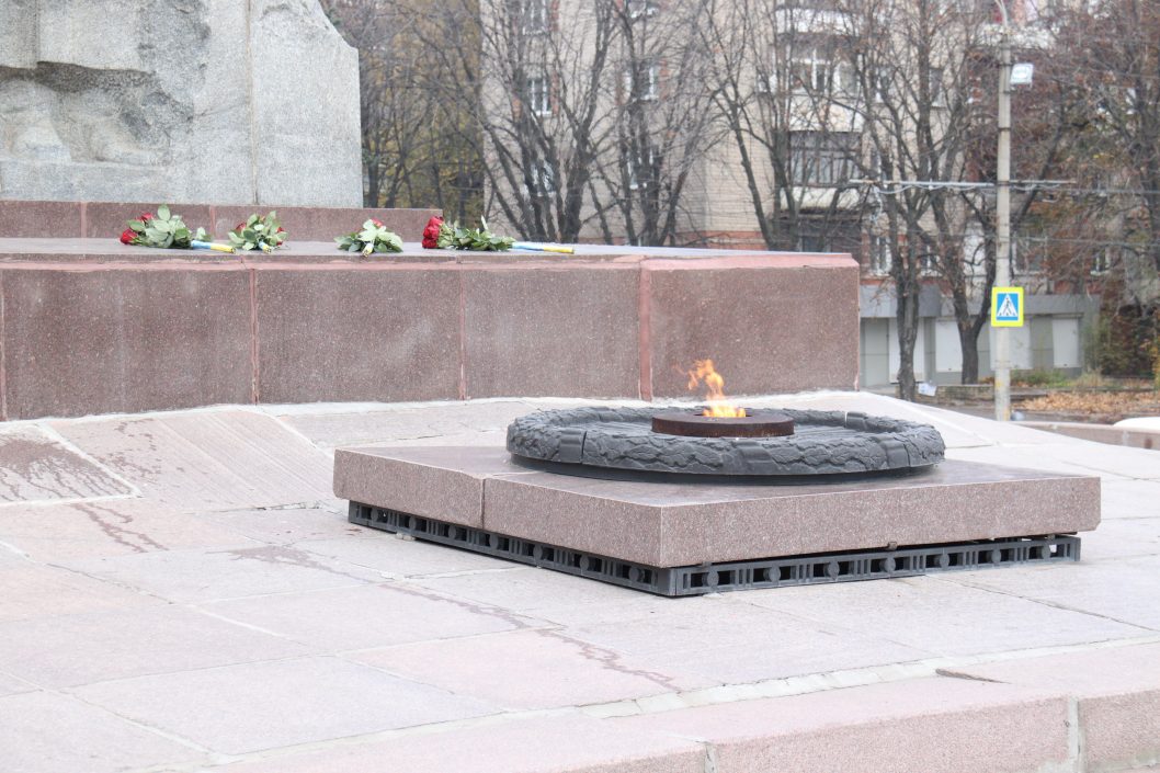 В Днепре возложили цветы в честь 77 годовщины освобождения Украины от нацистов - рис. 3