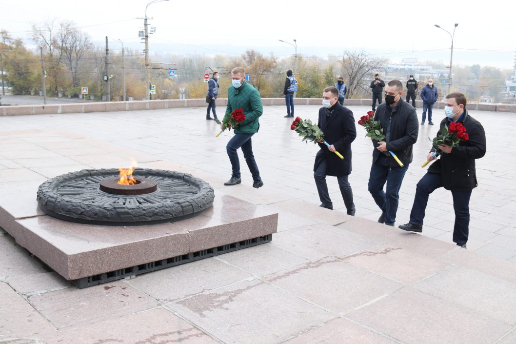В Днепре возложили цветы в честь 77 годовщины освобождения Украины от нацистов - рис. 2