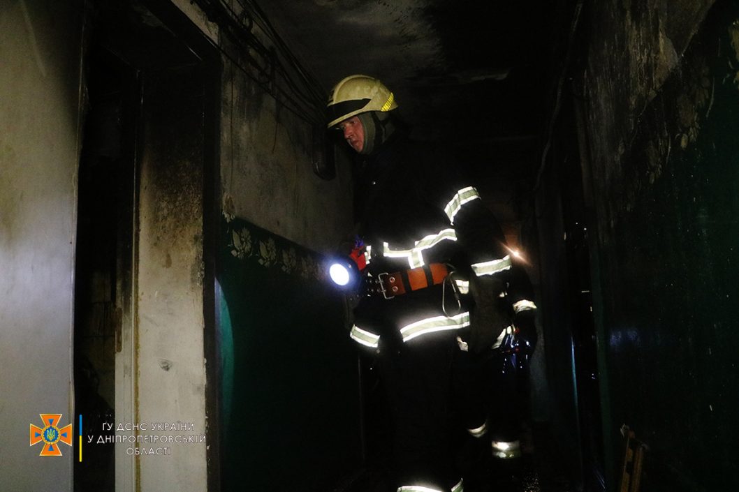В Днепровском районе пожарные спасли из горящего дома 19 человек - рис. 5