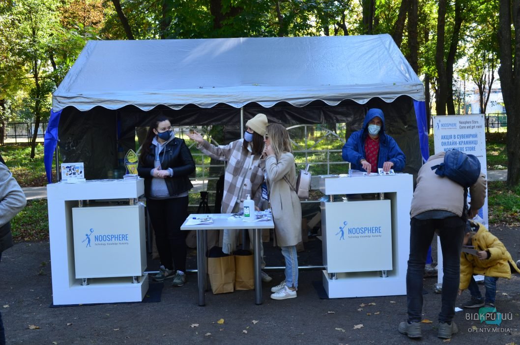 В Днепре открыли выставку арт-ракет и благотворительный аукцион (Фото) - рис. 9