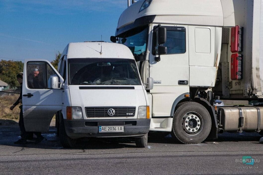 В Днепре на Полтавском шоссе фура протаранила микроавтобус: видео момента аварии - рис. 2