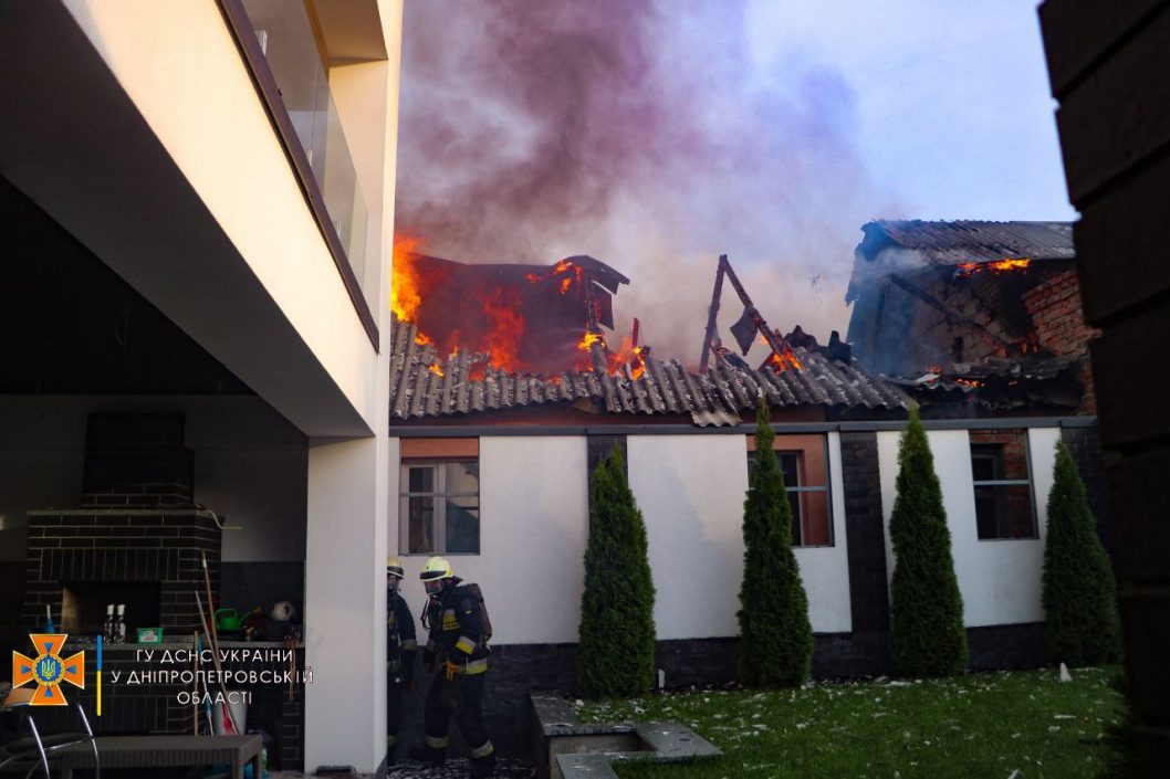 Есть погибший: в Днепре сгорел жилой дом (Фото/Видео) - рис. 1