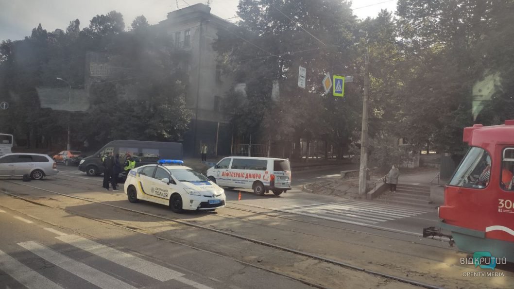 В Днепре на проспекте Мазепы произошло ДТП, трамвай №15 приостановил движение - рис. 1