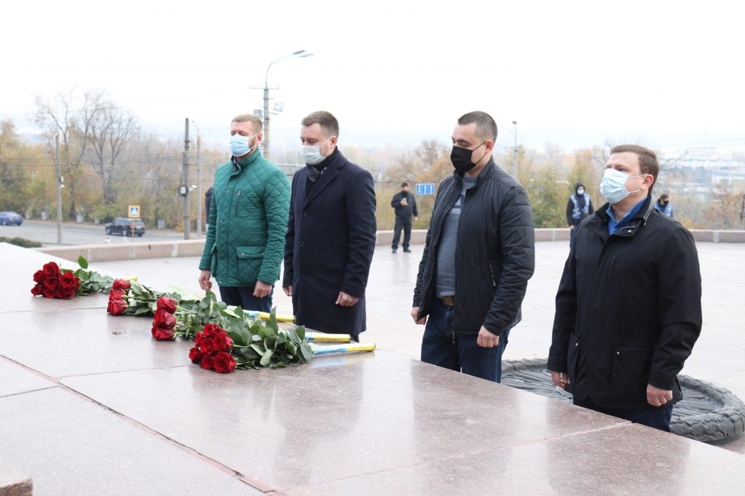 В Днепре возложили цветы в честь 77 годовщины освобождения Украины от нацистов - рис. 4