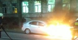 В центре Днепра на ходу загорелся легковой автомобиль (Видео) - рис. 3