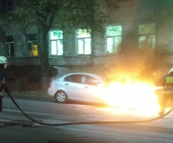В центре Днепра на ходу загорелся легковой автомобиль (Видео) - рис. 1